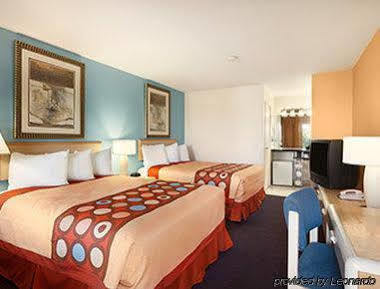 Super 8 By Wyndham Hotel
